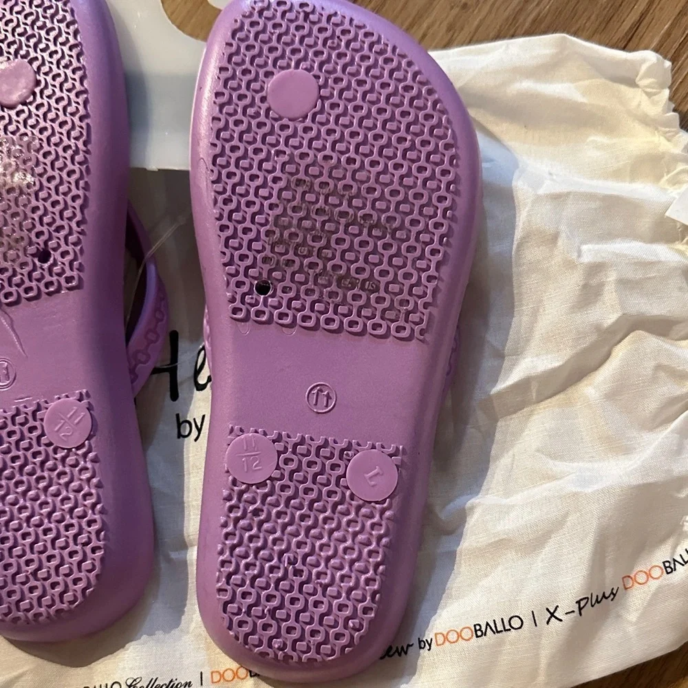 NEW Heart by DooBallo Lilac Flip Flops with Dust Bag size 11